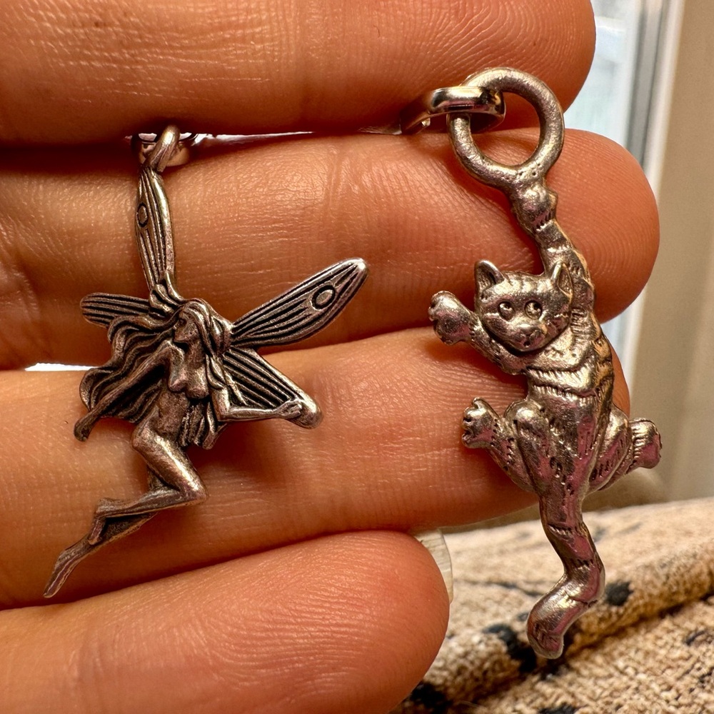 2 Zipper Pulls